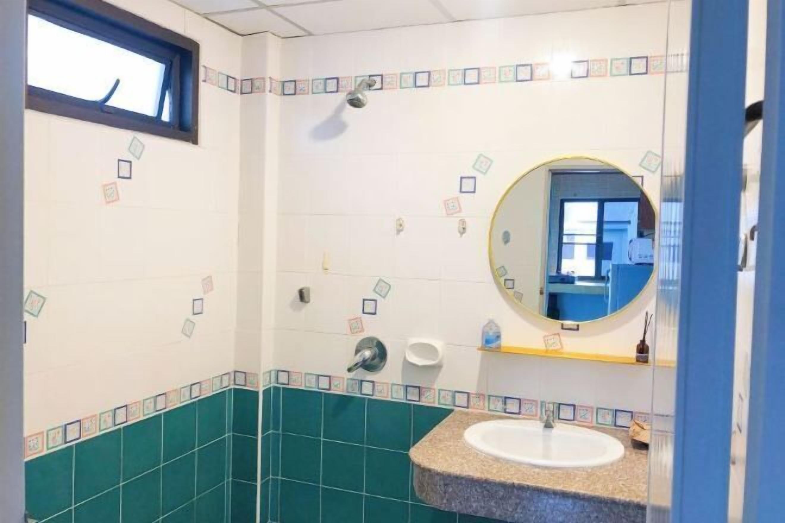 Badezimmer | Dusche, kostenlose Toilettenartikel, Handtücher