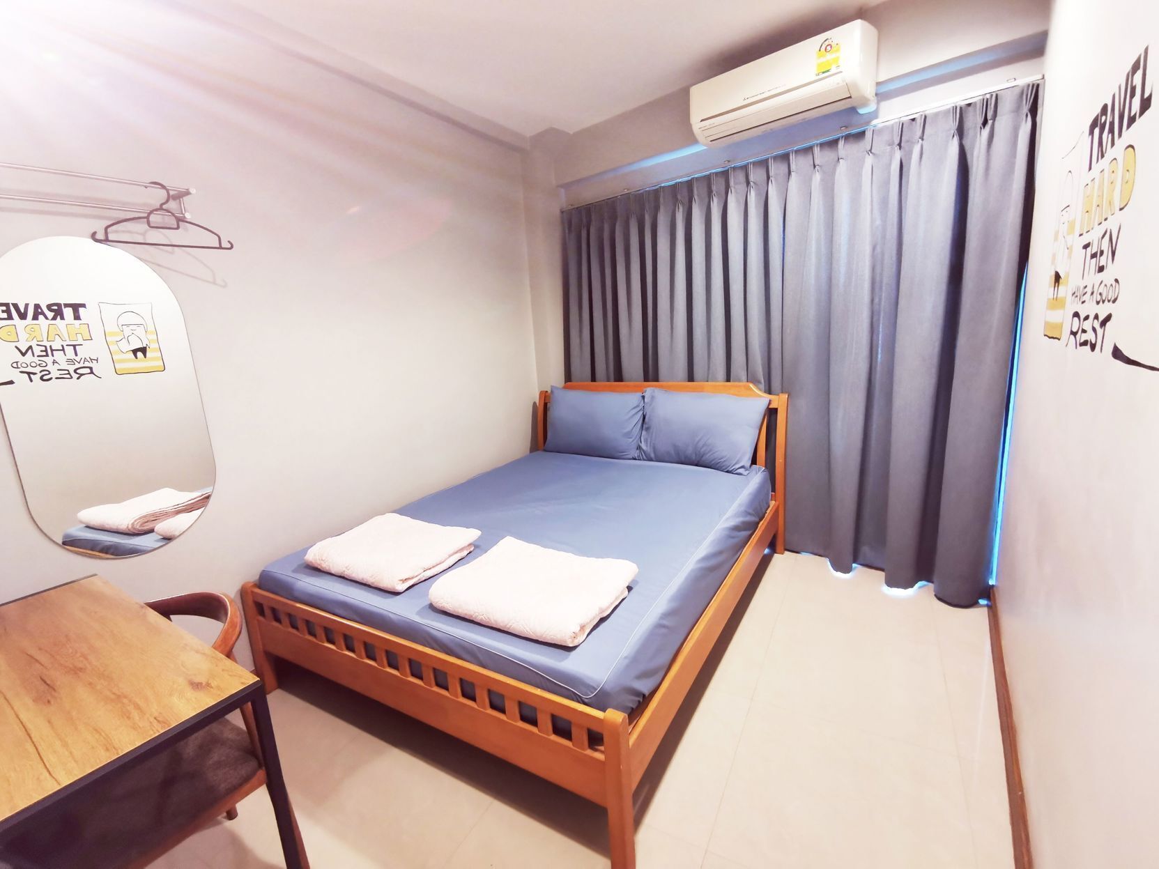 Cortinas blackout, tabla de planchar con plancha y wifi gratis 