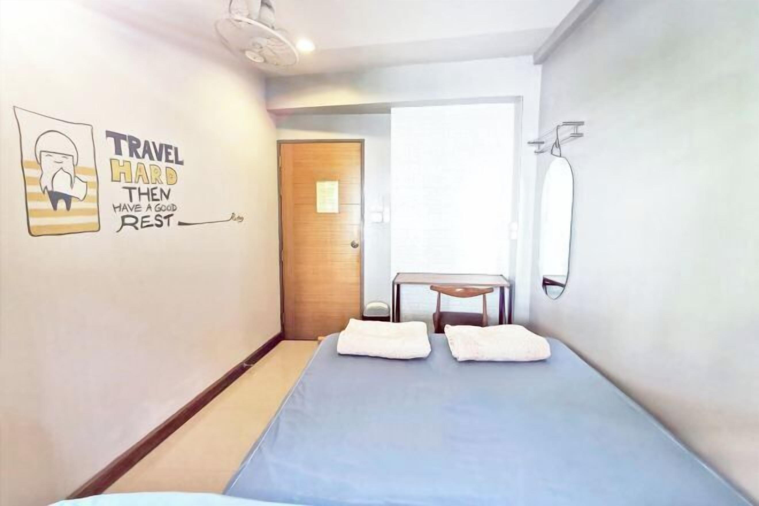 Tirai kedap cahaya, setrika/meja setrika, Wi-Fi gratis, dan seprai linen