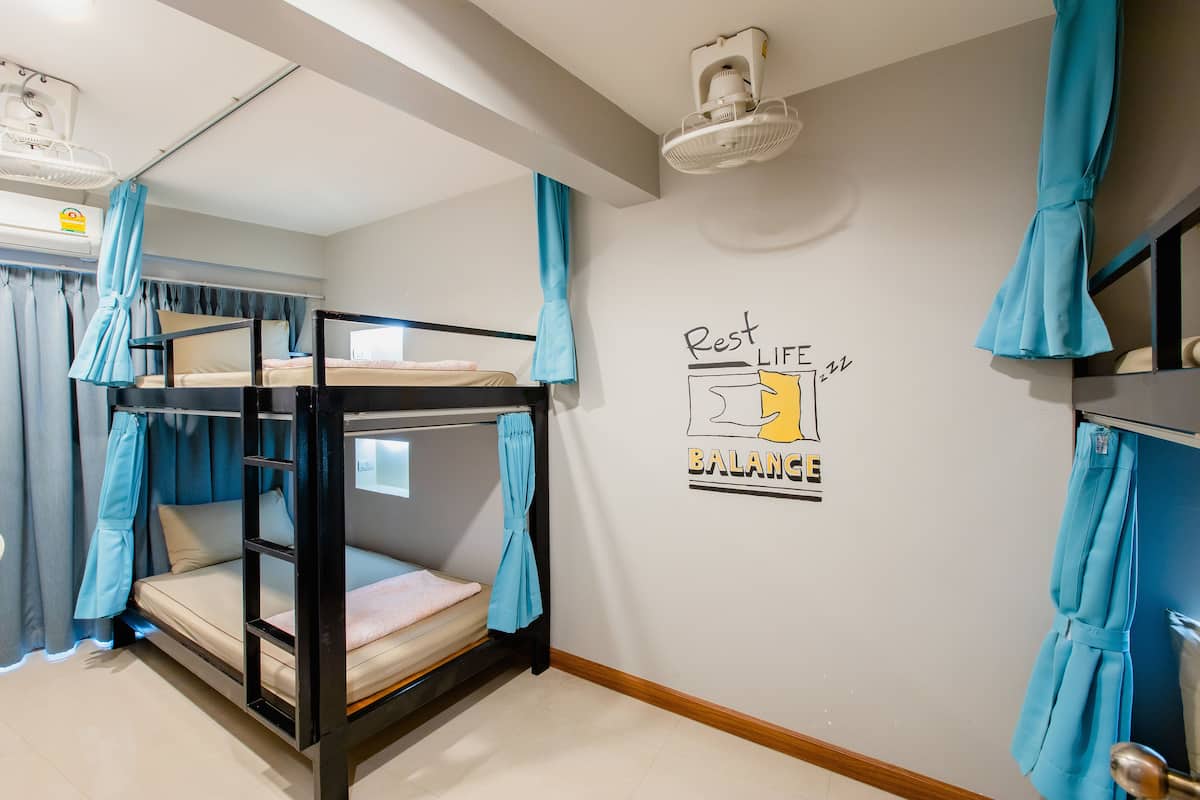 Cortinas blackout, tabla de planchar con plancha y wifi gratis