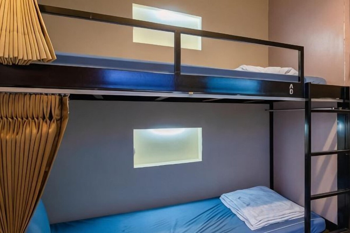 Cortinas blackout, tabla de planchar con plancha y wifi gratis