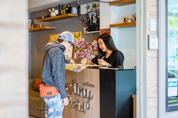 Reception - Restiny Hostel (Bangkok)