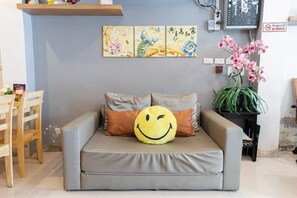 Living area - Restiny Hostel (Bangkok)