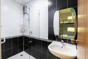 Regadera, amenidades de baño gratuitas, secadora de cabello, toallas 