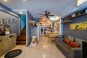 Living area - Restiny Hostel (Bangkok)