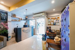 Reception - Restiny Hostel (Bangkok)