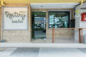 Property entrance - Restiny Hostel (Bangkok)