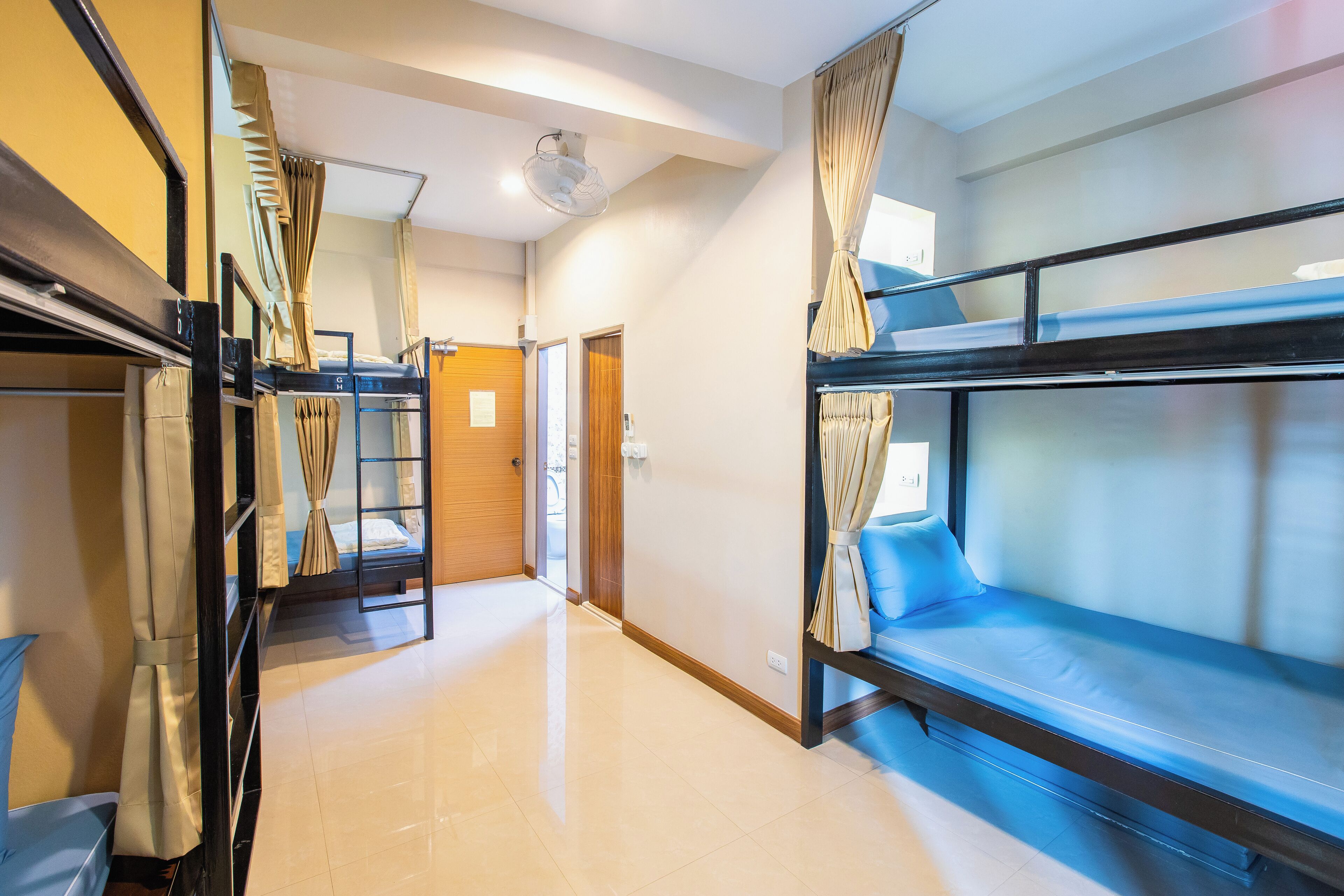 Family 8 beds with bathroom inside | Tirai kedap cahaya, setrika/meja setrika, Wi-Fi gratis, dan seprai linen