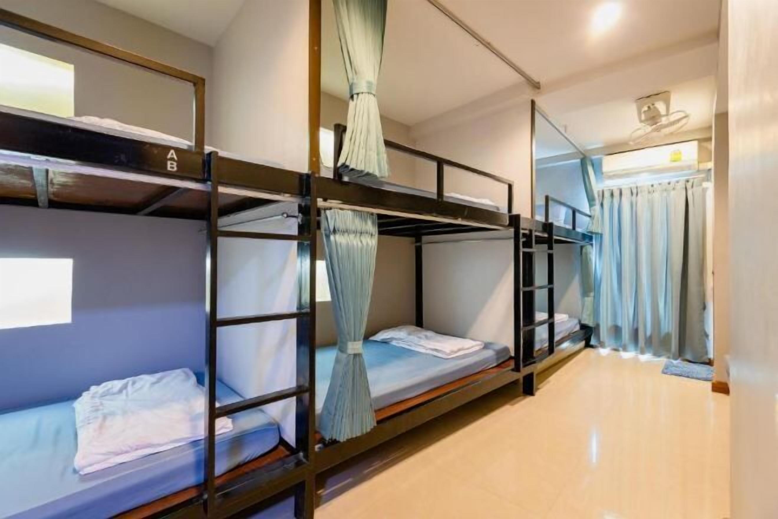 Tirai kedap cahaya, setrika/meja setrika, Wi-Fi gratis, dan seprai linen