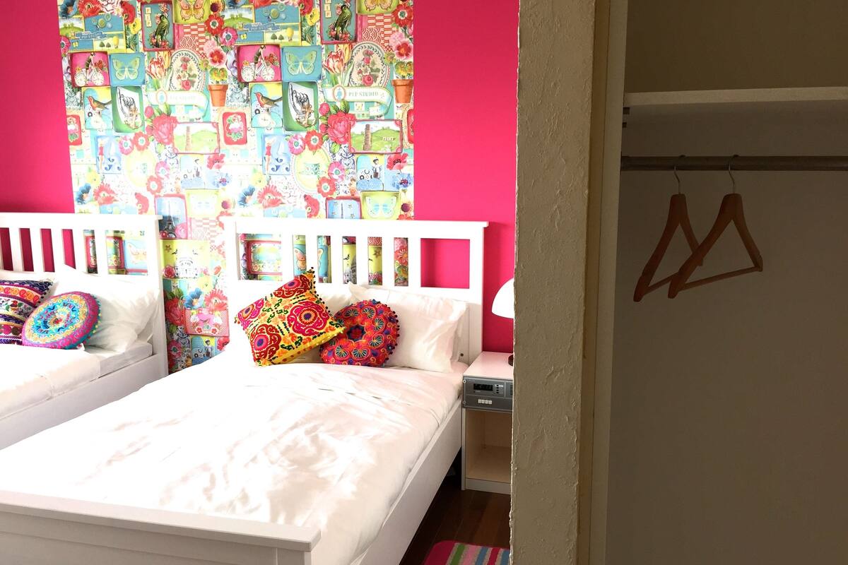 Kamar Twin (with Sofa Bed) | Brankas dan Wi-Fi gratis