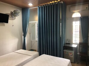 Minibar, meja kerja, dan Wi-Fi gratis