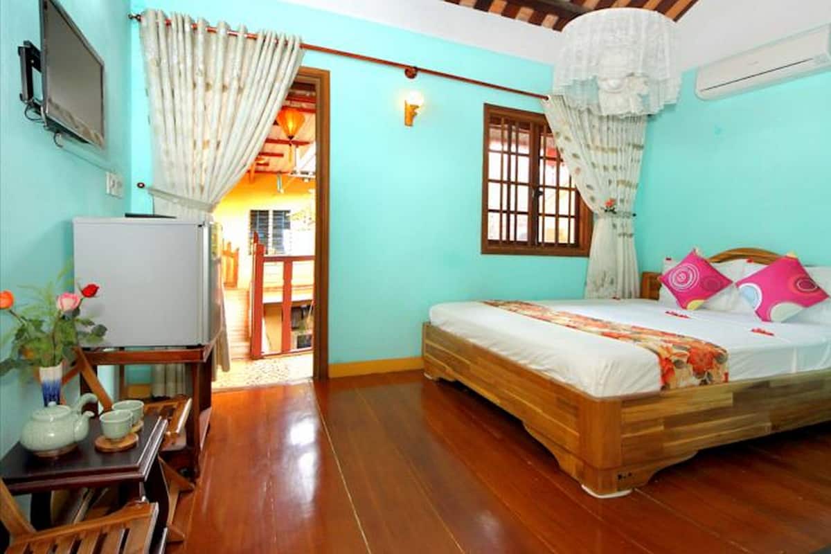 Double Room | Minibar, desk, free WiFi