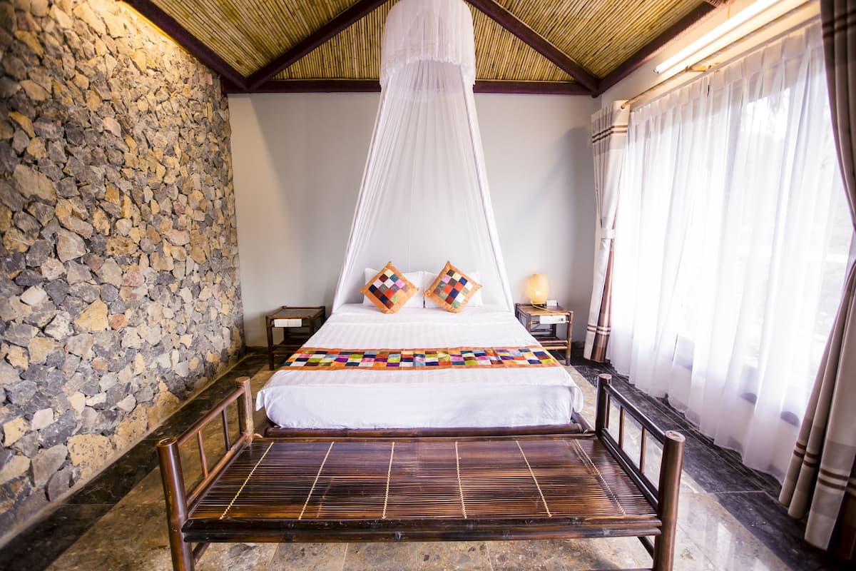 Deluxe Bungalow, 1 Queen Bed, Mountain View | Minibar, in-room safe, desk, free WiFi