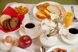 Free daily buffet breakfast