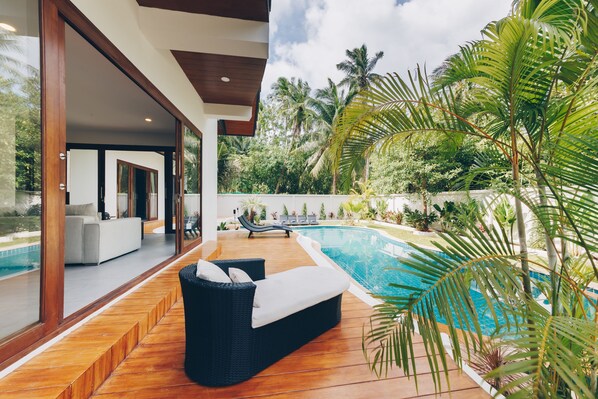 Outdoor pool, pool umbrellas, sun loungers