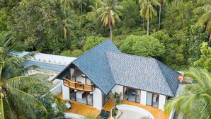 A modern house with a pool, surrounded by lush greenery and mountains. - Coco Lilly Villas (Ko Pha-ngan)