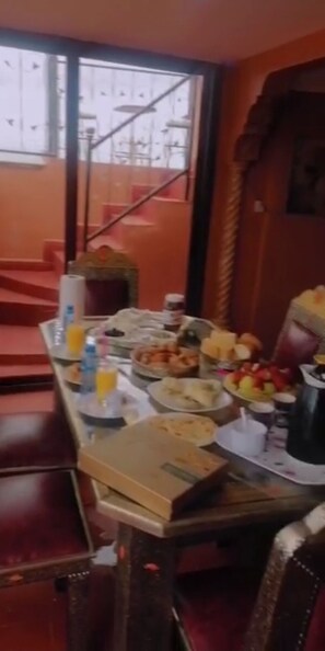 Petit déjeuner complet compris tous les jours