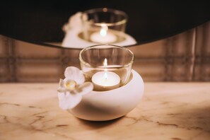 A candle in a glass holder on a marble surface. - Gästezimmer Brackel (Brackel)