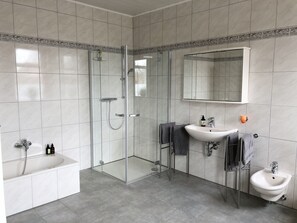 Bồn tắm và buồng tắm vòi sen riêng, đồ dùng nhà tắm miễn phí 