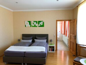 Down duvets, desk, blackout curtains, iron/ironing board - Gästezimmer Brackel (Brackel)