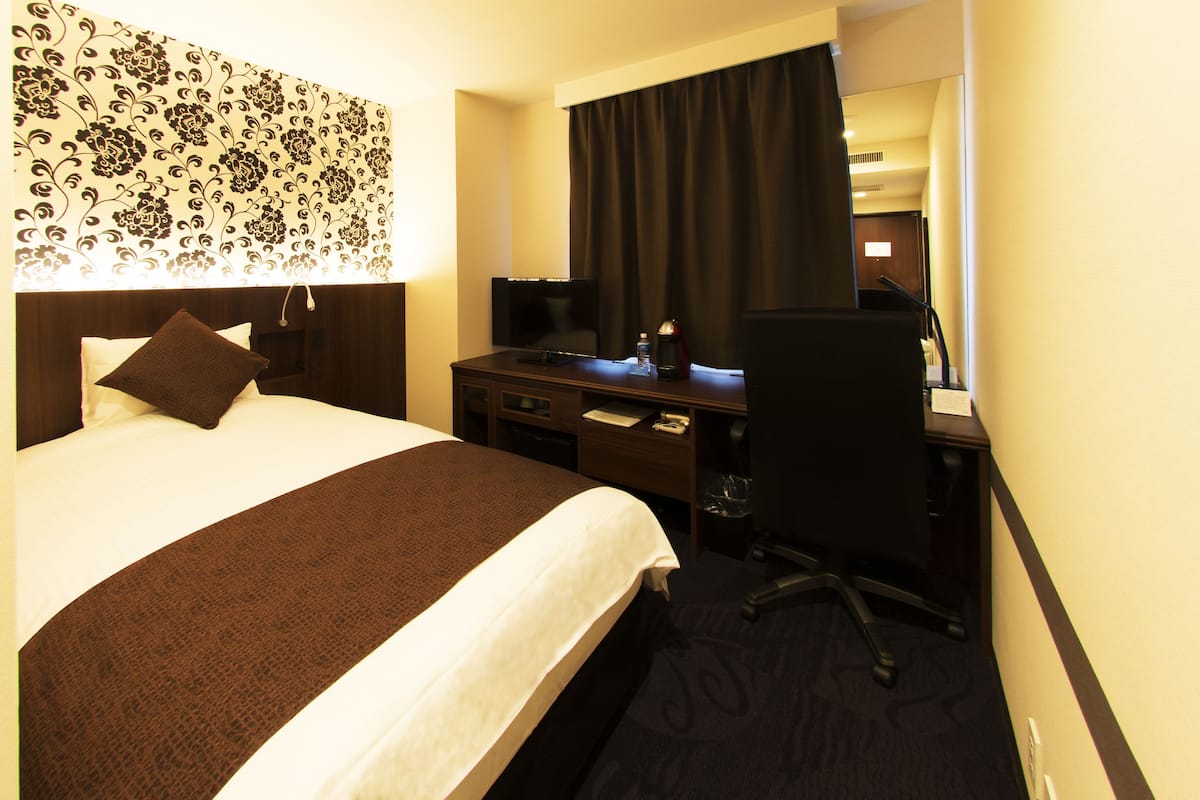 Single Room(Shower Booth Only),Non Smoking | Premium bedding, pillowtop beds, in-room safe, desk