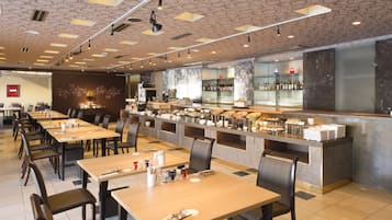朝食 (ビュッフェ)、毎日提供 (有料)