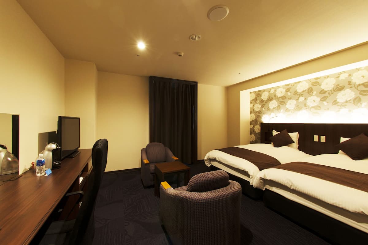 Deluxe Hollywood Twin Room, Non Smoking | Premium bedding, pillowtop beds, in-room safe, desk
