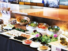 Daily buffet breakfast (JPY 2970 per person)