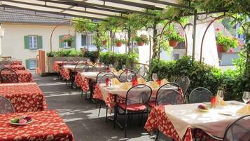 Phục vụ bữa trưa và bữa tối, đặc sản vùng