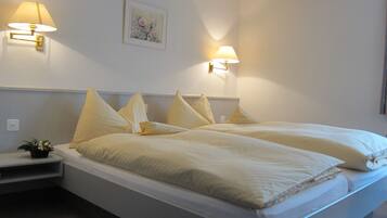Quarto casal | Edredons de pluma, camas com colchões pillow-top, escrivaninha