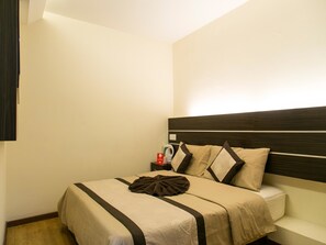 Standard Double or Twin Room, 1 Bedroom, Private Bathroom | Meja, Wi-fi percuma 