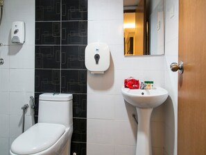Standard Double or Twin Room, 1 Bedroom, Private Bathroom | Bilik Mandi | Pancuran mandi, kelengkapan dandanan diri percuma, pengering rambut 