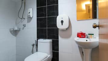 Standard Double or Twin Room, 1 Bedroom, Private Bathroom | Bilik Mandi | Pancuran mandi, kelengkapan dandanan diri percuma, pengering rambut