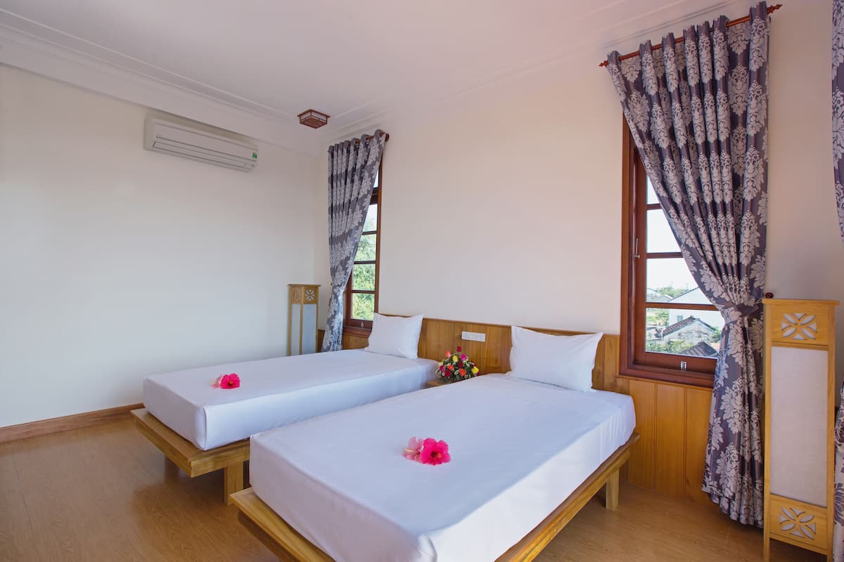 Twin Room, Garden View | Minibar, desk, blackout drapes, soundproofing