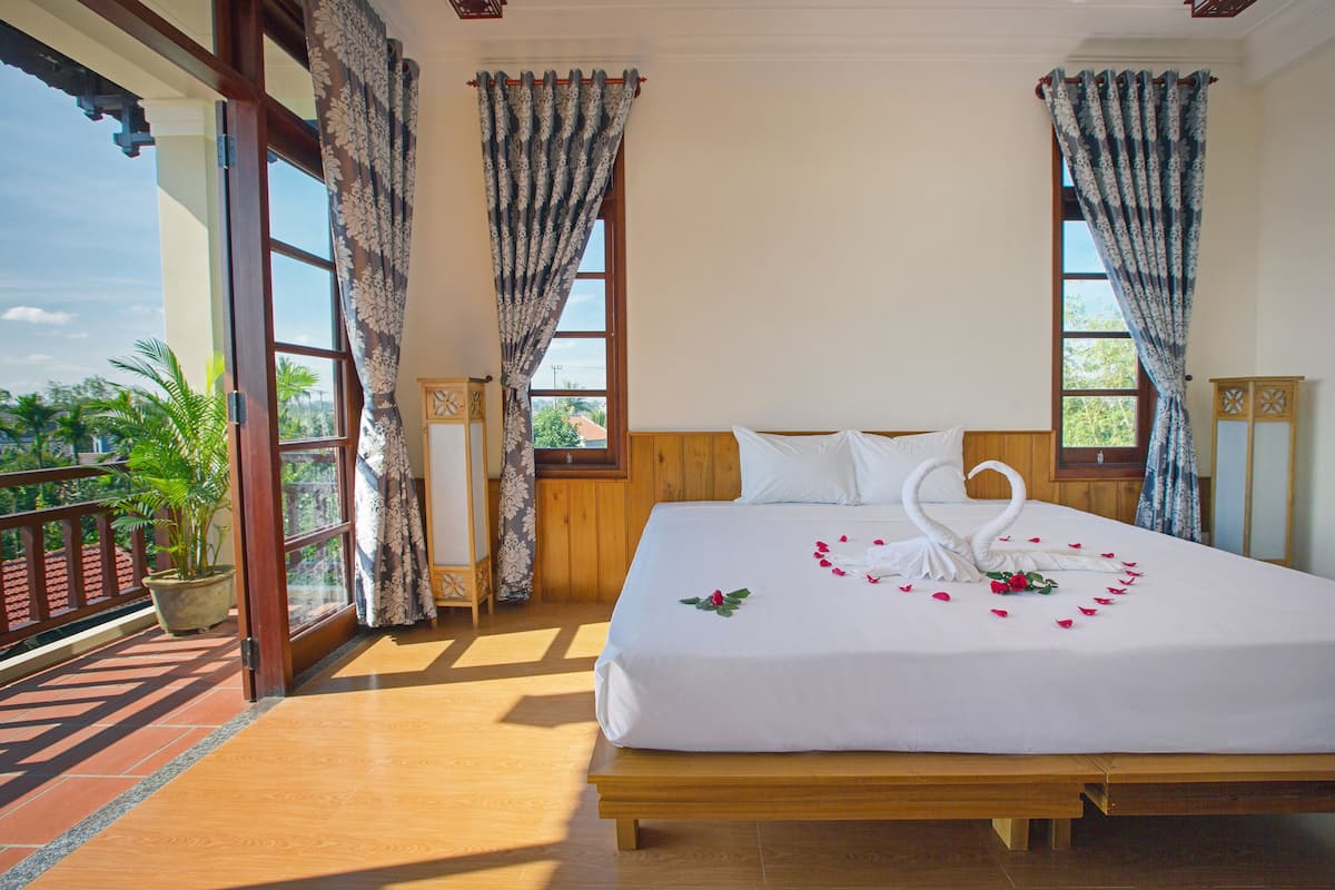 Double Room, Garden View | Minibar, desk, blackout drapes, soundproofing