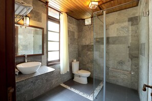 Shower, perlengkapan mandi gratis, pengering rambut, dan sandal