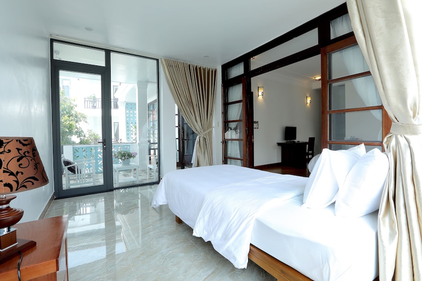 Phòng ngủ thoáng sáng, mang đến không gian nghỉ ngơi riêng tư và dễ chịu.