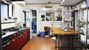 Shared kitchen - Ofu Jyoshi Kaikan 2nd Building – Caters to Women - Hostel (Tokyo)