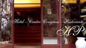 The entrance to a hotel with a sign reading "PIRAGA" and a sign indicating it is a hotel, congress center, and restaurant. - Hotel Piroga Padova (Selvazzano Dentro)