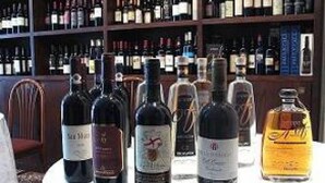 A table with several bottles of wine and spirits. - Hotel Piroga Padova (Selvazzano Dentro)