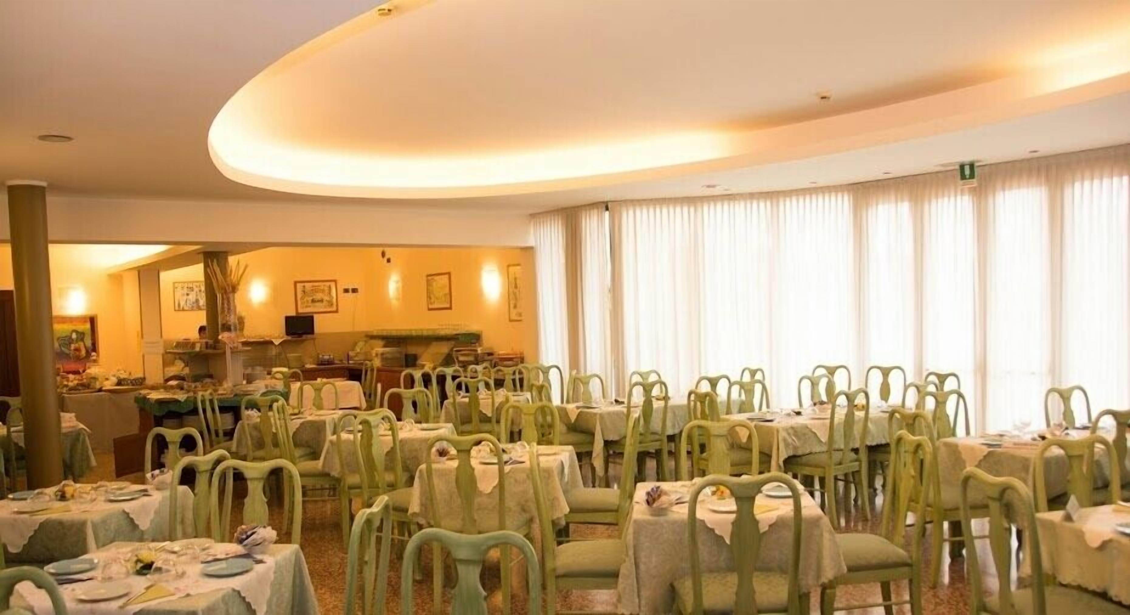 Tägliches Frühstücksbuffet (15 EUR pro Person)