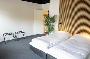 Habitación Deluxe (Linen Excluded) | Cortinas opacas, tabla de planchar con plancha, wifi gratis