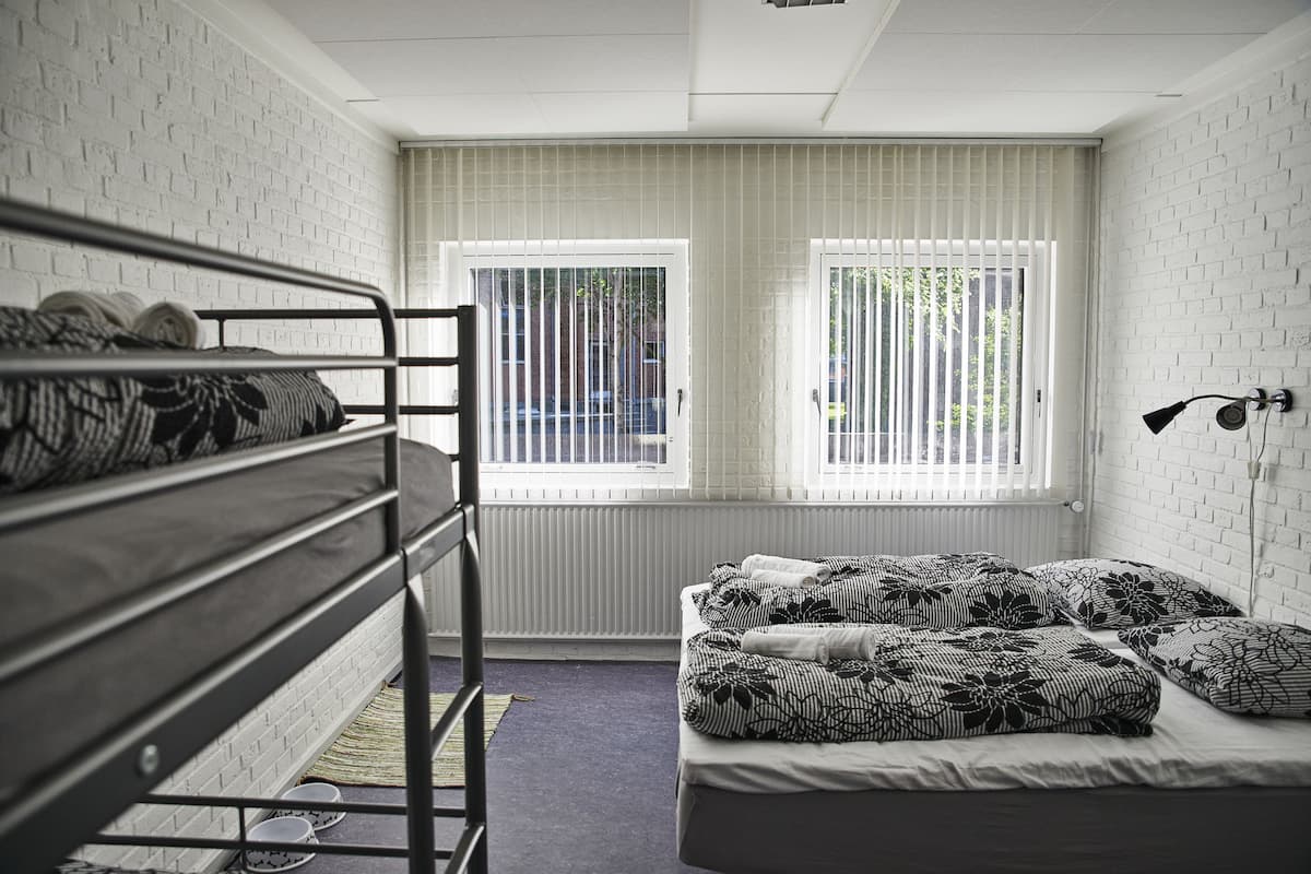 Cortinas blackout, tabla de planchar con plancha y wifi gratis