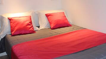 Bureau, fer et planche Ă repasser, Wi-Fi gratuit, draps fournis