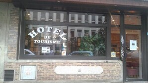 Een hotelraam met de tekst 