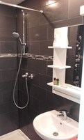 Ducha, artículos de tocador gratuitos, secador de pelo, toallas