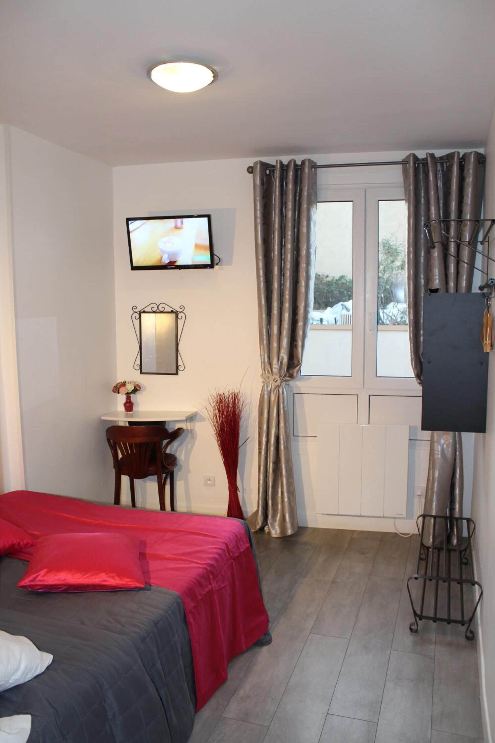 Een bureau, een strijkplank/strijkijzer, gratis wifi, beddengoed