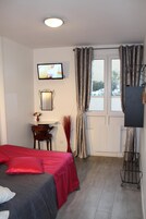 Escrivaninha, ferros/tábuas de passar roupa, Wi-Fi de cortesia