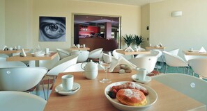Free daily breakfast 