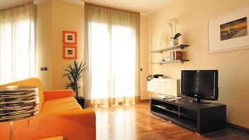 豪華雙人房 | 客廳 | 32 吋平面電視連衛星電視頻道、電視